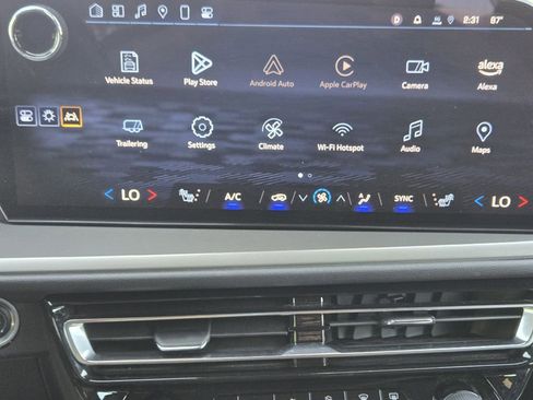 Used 2025 Chevrolet Traverse LT FWD image 8