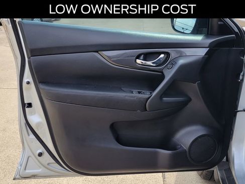 Used 2017 Nissan Rogue SV FWD image 18