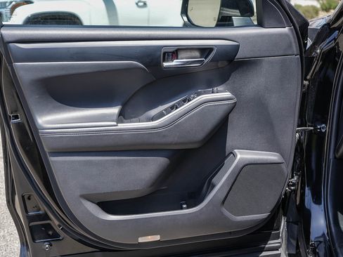 Used 2022 Toyota Highlander XLE FWD image 22