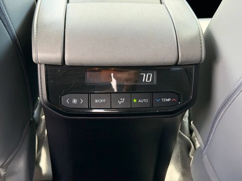Used 2022 Toyota Highlander XLE AWD/4WD image 29