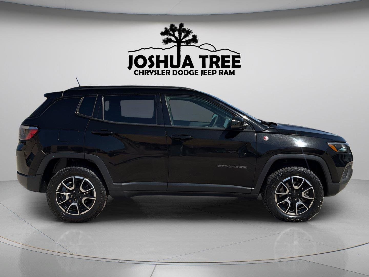 Used 2024 Jeep Compass Trailhawk AWD/4WD image 8