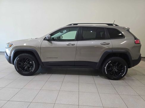 Used 2019 Jeep Cherokee Trailhawk w/ Trailer Tow Group AWD/4WD image 3