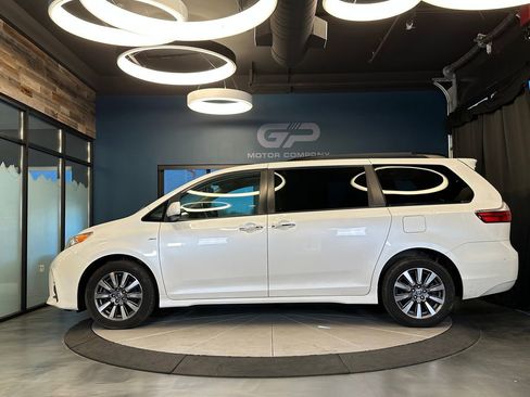 Used 2020 Toyota Sienna XLE w/ XLE Navigation Package AWD/4WD image 6