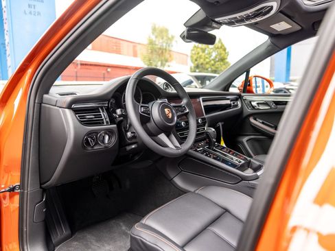 Certified 2025 Porsche Macan AWD/4WD image 4