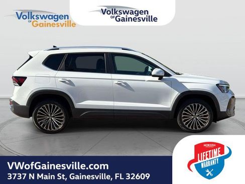 Used 2025 Volkswagen Taos SE FWD image 2