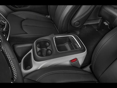 Used 2024 Chrysler Pacifica Touring-L FWD image 30