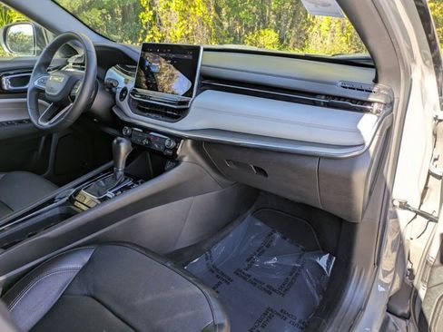 Used 2023 Jeep Compass Limited image 26