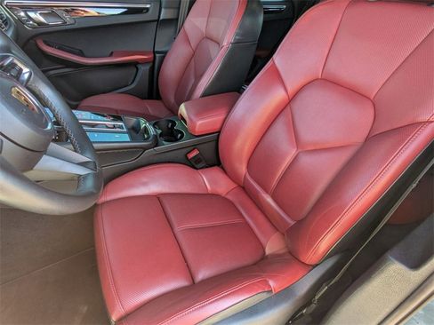 Used 2022 Porsche Macan image 5
