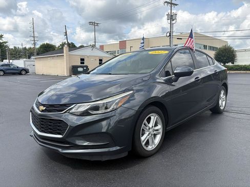 Used 2017 Chevrolet Cruze LT w/ Convenience Package FWD image 4