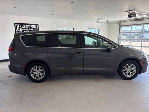 Used 2023 Chrysler Pacifica Touring-L image 29