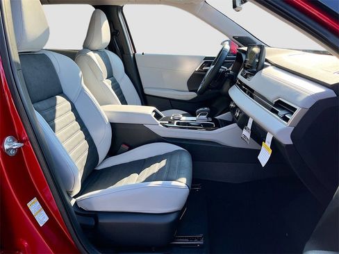 New 2025 Mitsubishi Outlander SE image 30