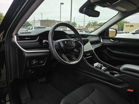 Used 2023 Jeep Grand Cherokee Laredo AWD/4WD image 13
