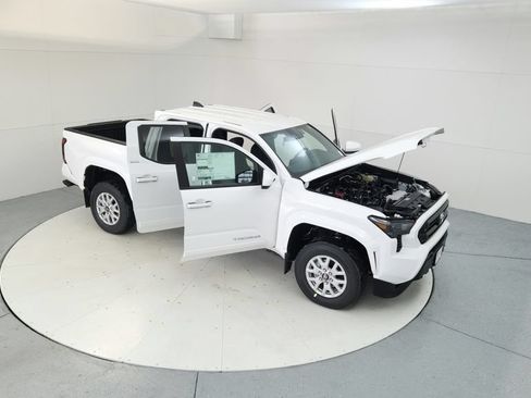Used 2024 Toyota Tacoma SR5 AWD/4WD image 20