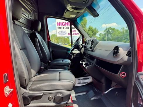 Used 2024 Mercedes-Benz Sprinter 2500 image 16