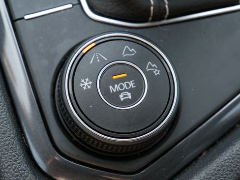 Certified 2024 Volkswagen Tiguan SE AWD/4WD image 30