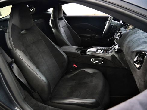 Used 2019 Aston Martin V8 Vantage Coupe image 12