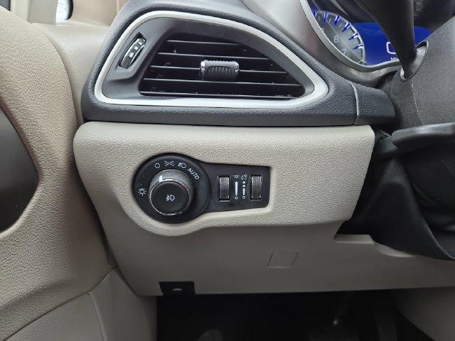 Used 2024 Chrysler Pacifica Touring-L FWD image 23