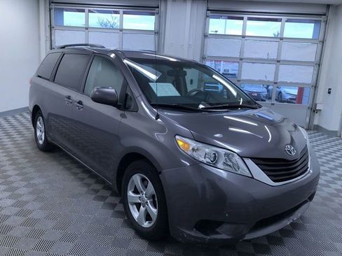Used 2012 Toyota Sienna LE w/ Towing Pkg image 26