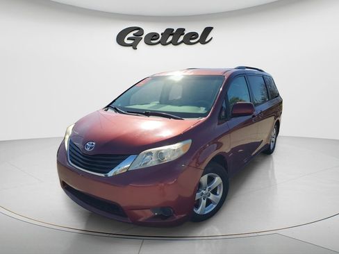 Used 2013 Toyota Sienna LE w/ Towing Pkg image 1