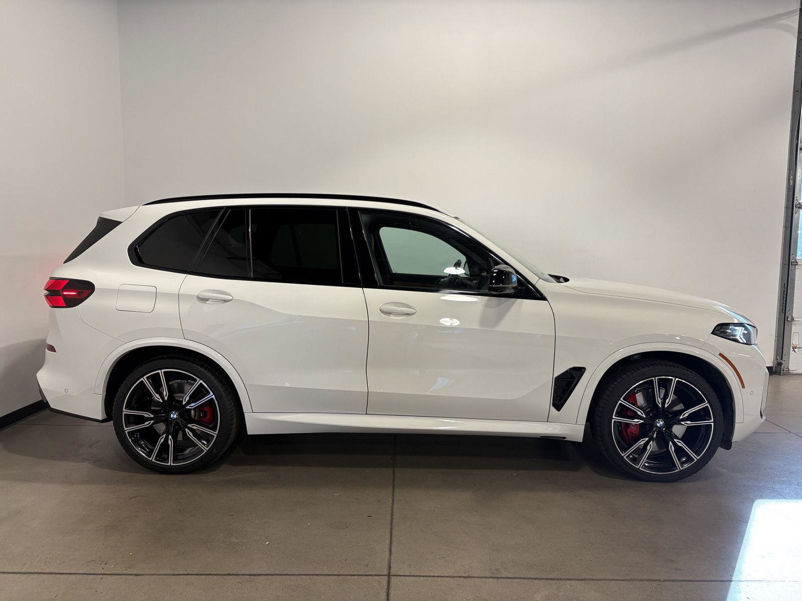Used 2024 BMW X5 M60i AWD/4WD image 2