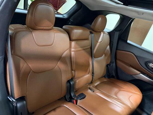 Used 2019 Jeep Cherokee Overland w/ Technology Group image 37