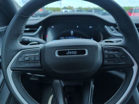 Used 2025 Jeep Grand Cherokee Altitude AWD/4WD image 15