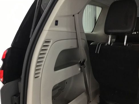 Used 2023 Chrysler Pacifica Touring-L image 16