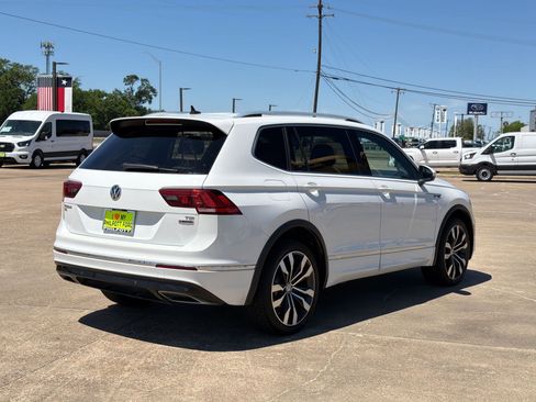 Used 2018 Volkswagen Tiguan SEL Premium w/ R-Line Package image 9