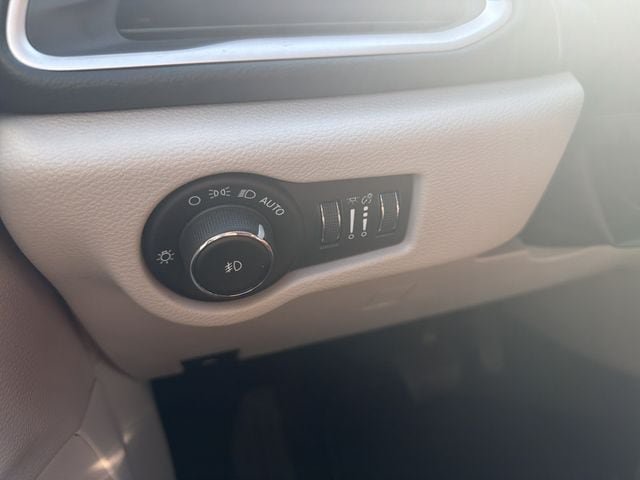 Used 2023 Chrysler Pacifica Touring-L FWD image 39