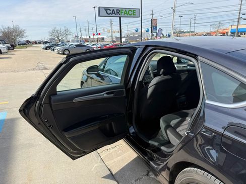 Used 2020 Ford Fusion SE image 19
