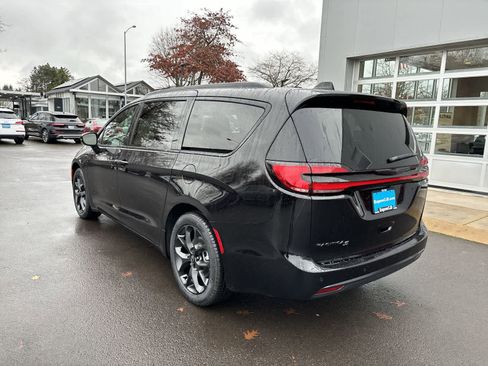 New 2026 Chrysler Pacifica Select w/ S Appearance Package image 3