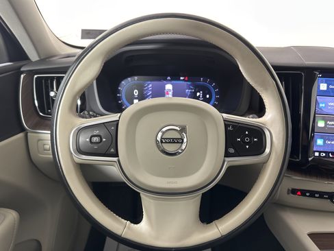 Used 2022 Volvo XC60 B5 Momentum image 12