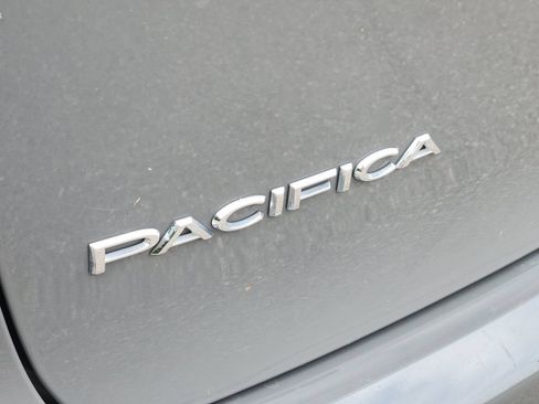 Used 2023 Chrysler Pacifica Touring-L FWD image 9