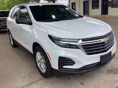 Used 2023 Chevrolet Equinox LS w/ LS Convenience Package FWD image 2