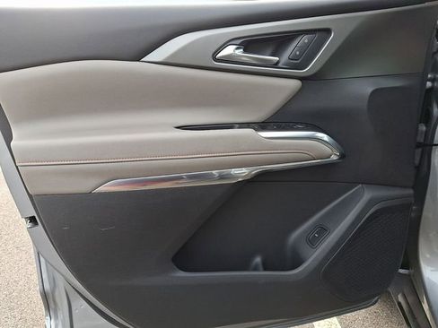 Used 2025 Chevrolet Traverse LT image 12