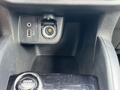 Used 2022 Nissan Versa SV FWD image 9