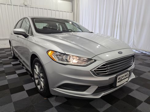Used 2017 Ford Fusion SE w/ Fusion SE Technology Package FWD image 5