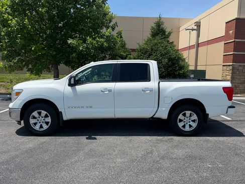 Used 2018 Nissan Titan SV w/ SV Convenience Package AWD/4WD image 2