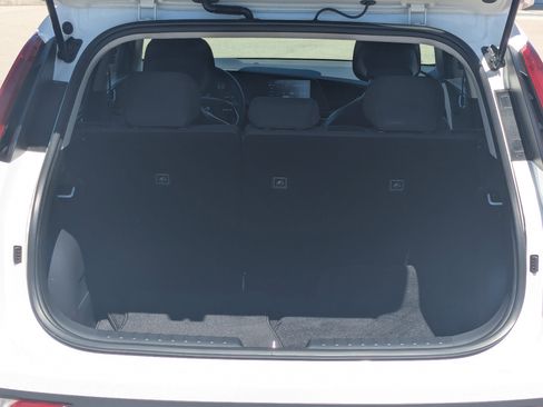 Used 2024 Kia Niro LX image 12