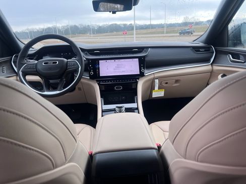 New 2026 Jeep Grand Cherokee Limited w/ Luxury Tech Group II image 18