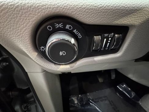 Used 2024 Chrysler Pacifica Touring-L FWD image 26