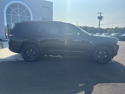 New 2025 Jeep Grand Cherokee L Laredo image 8