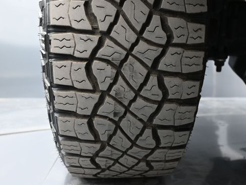 Used 2025 GMC Sierra 2500 AT4X image 18