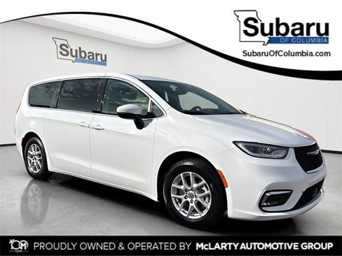 Used 2023 Chrysler Pacifica Touring-L image 1