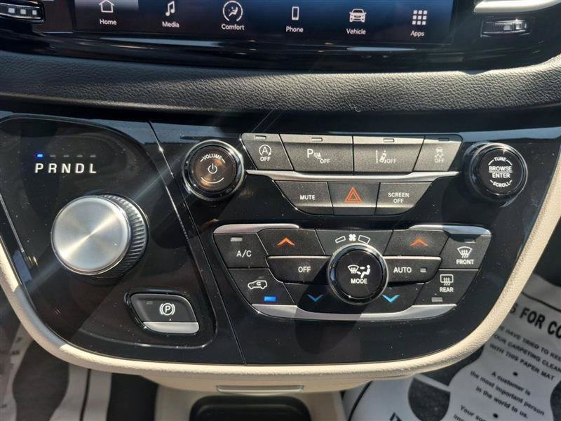 Used 2023 Chrysler Pacifica Touring-L FWD image 21
