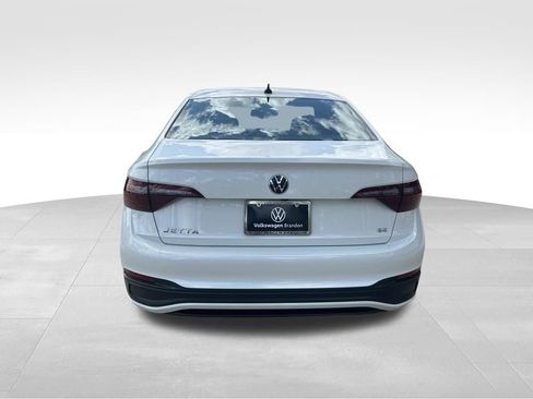 Used 2023 Volkswagen Jetta SE image 4