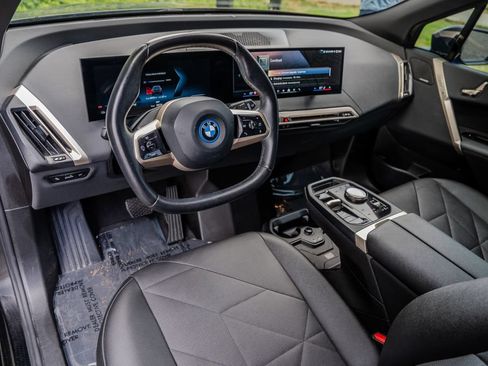 Used 2024 BMW iX xDrive50 w/ Sport Package AWD/4WD image 4