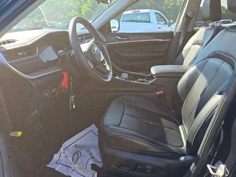 Used 2023 Jeep Grand Cherokee Limited w/ Luxury Tech Group II AWD/4WD image 5