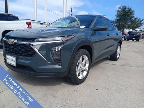 Used 2025 Chevrolet Trax LS w/ LS Convenience Package FWD image 3