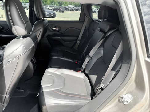 Used 2021 Jeep Cherokee Trailhawk AWD/4WD image 24